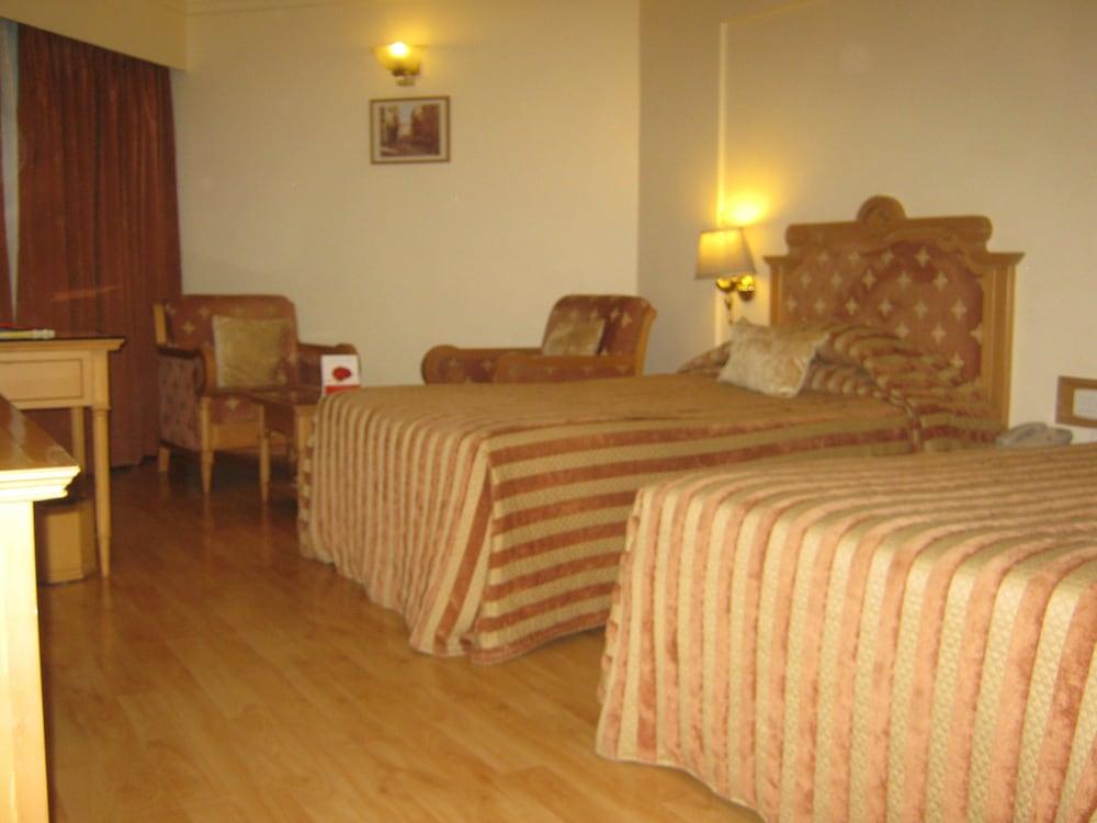 The Pride Hotel, Nagpur Exteriör bild