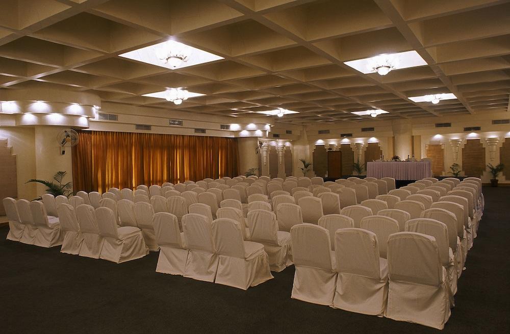The Pride Hotel, Nagpur Exteriör bild