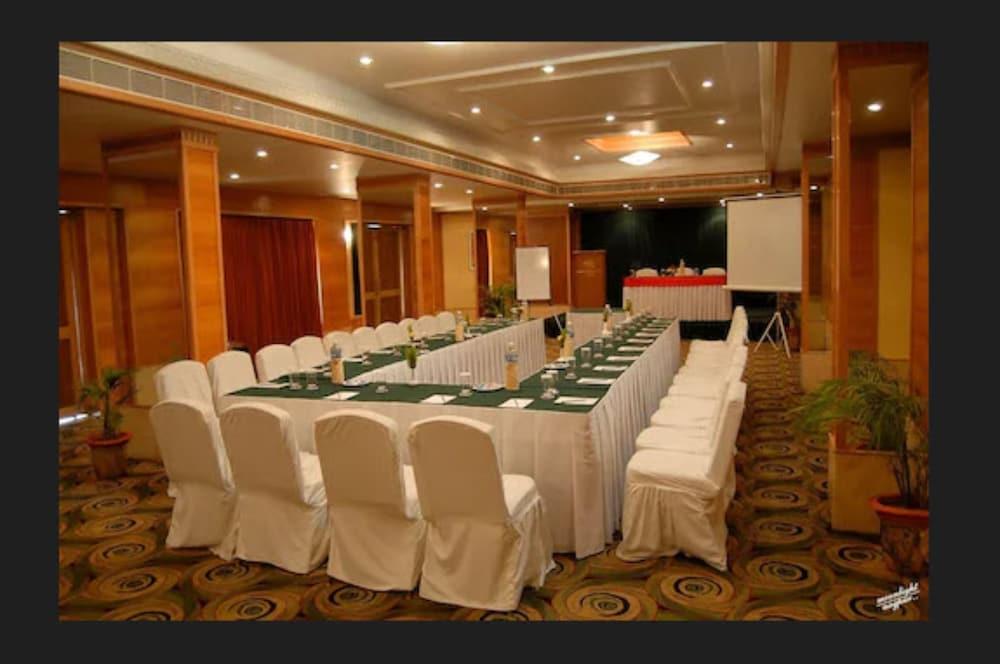 The Pride Hotel, Nagpur Exteriör bild