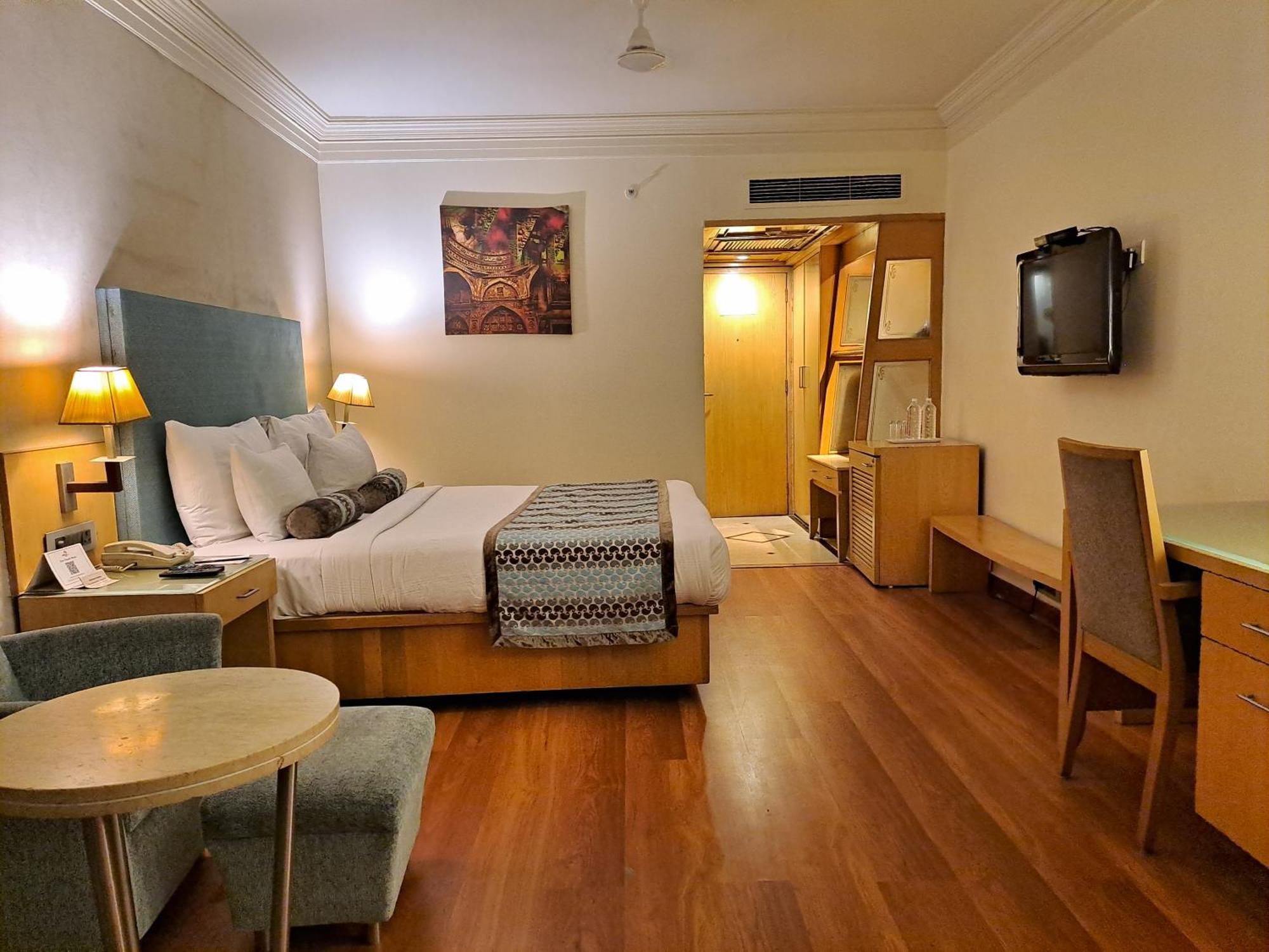 The Pride Hotel, Nagpur Exteriör bild