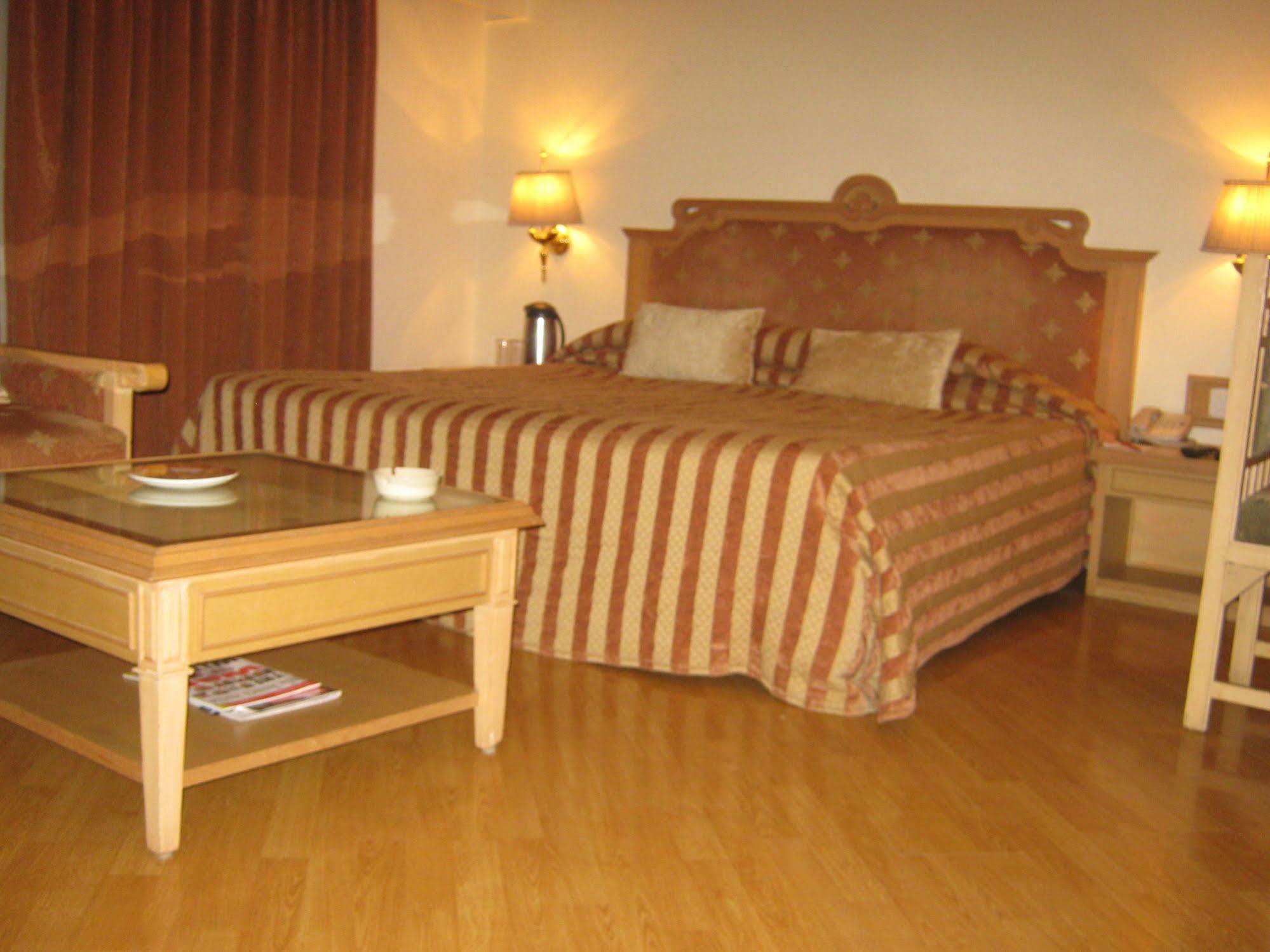 The Pride Hotel, Nagpur Exteriör bild